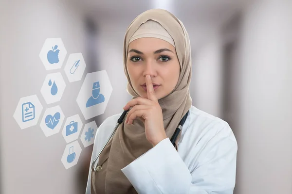Muslim confiado con el doctor del hijab que muestra la muestra shh — Foto de Stock