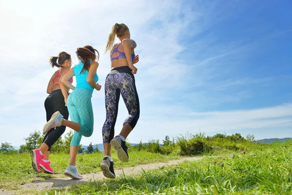 Três joggers femininos ao ar livre — Fotografia de Stock