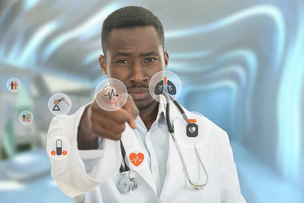 Злий африканський чорний чоловік лікар вказує пальцем — стокове фото