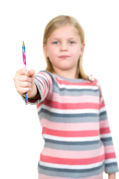 Милая маленькая девочка держит карандаш — стоковое фото