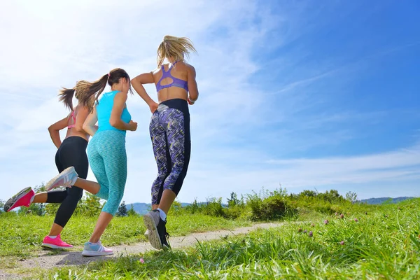 Três joggers femininos ao ar livre — Fotografia de Stock