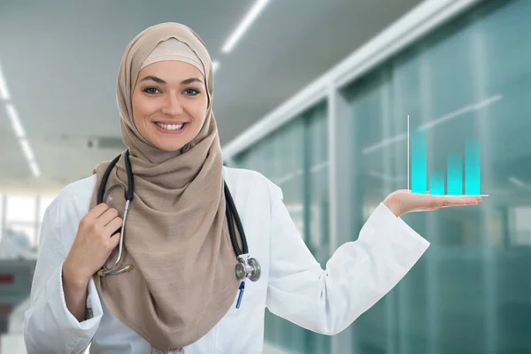 Sorridente fiducioso musulmano medico femminile — Foto Stock