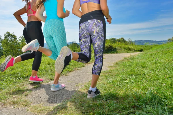 Três joggers femininos ao ar livre — Fotografia de Stock