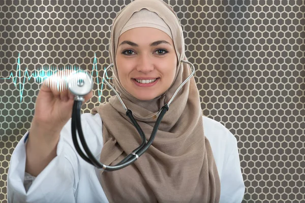 Médico árabe femenino usando estetoscopio —  Fotos de Stock