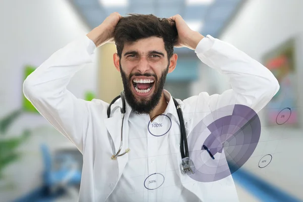 Médico joven enojado — Foto de Stock