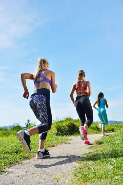 Três joggers femininos ao ar livre — Fotografia de Stock