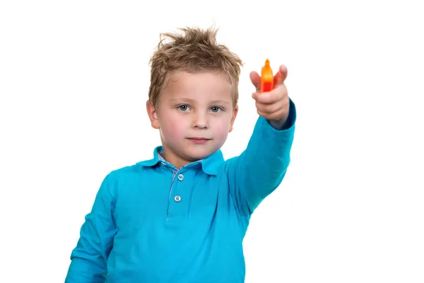 남자 아이 포인트 오렌지 펜 — 스톡 사진