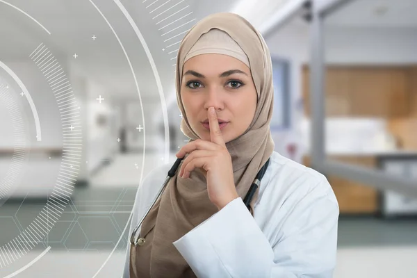 Muslim confiado con el doctor del hijab que muestra la muestra shh — Foto de Stock