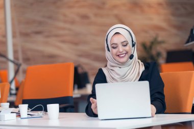 Ofiste çalışan Arapça iş kadın.