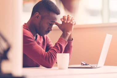 Ofisinde yakışıklı ciddi iş adamı