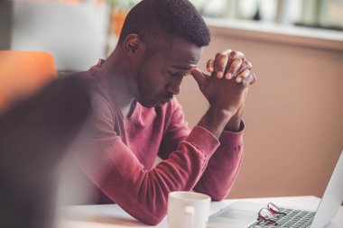 Ofisinde yakışıklı ciddi iş adamı