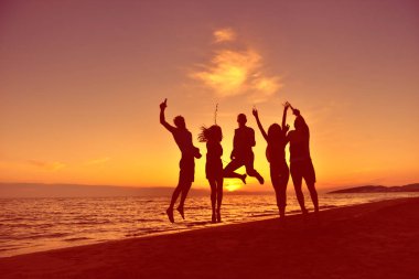 mutlu genç insanlar plajda 