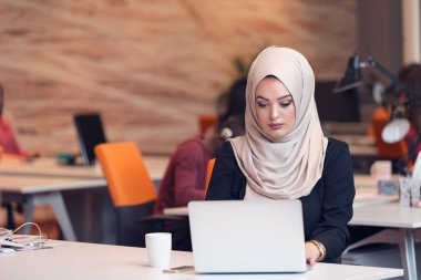 Ofiste çalışan Arapça iş kadın.