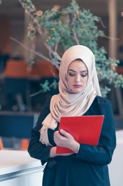 Bir klasör tutan Arap iş kadın