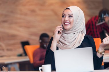 Ofiste çalışan Arapça iş kadın.