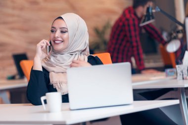 Ofiste çalışan Arapça iş kadın.