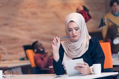 Ofiste çalışan Arapça iş kadın.