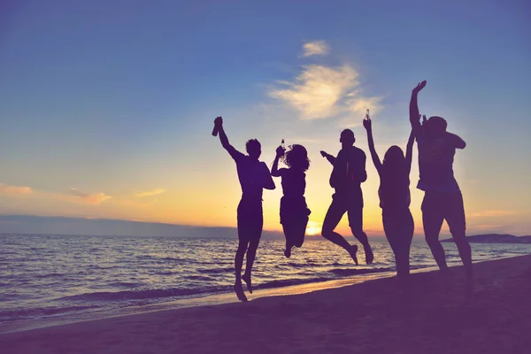 Jóvenes felices en la playa — Foto de Stock