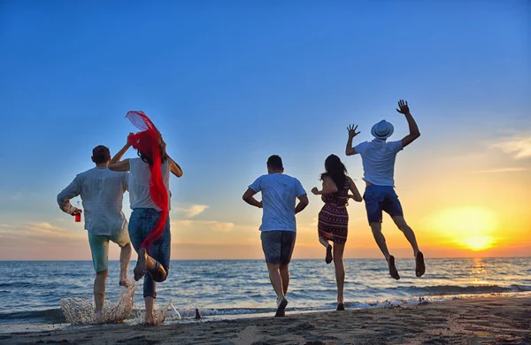 Jeunes gens heureux à la plage — Photo