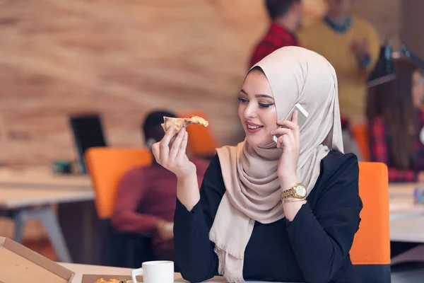 Arabe femme d'affaires travaillant dans le bureau . — Photo