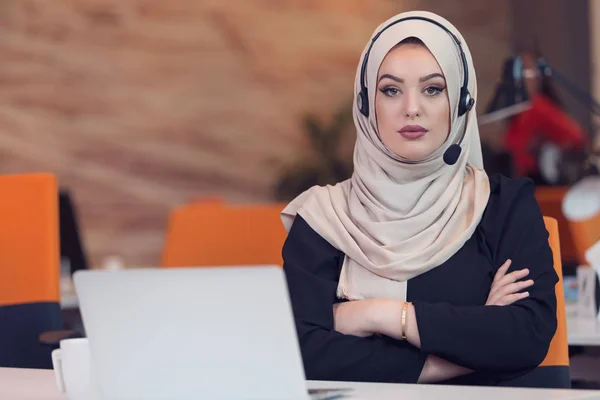 Arab perempuan yang bekerja di kantor startup — Stok Foto