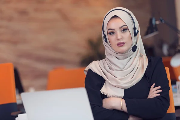 Arab perempuan yang bekerja di kantor startup — Stok Foto