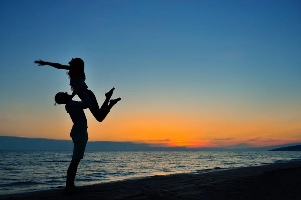 Twee mensen in liefde bij zonsondergang — Stockfoto