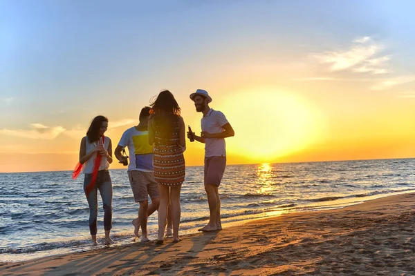 Jóvenes felices en la playa — Foto de Stock