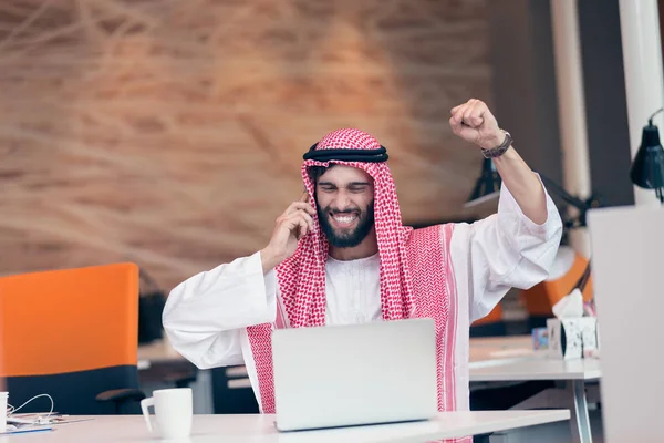 Uomo d'affari arabo che lavora — Foto Stock