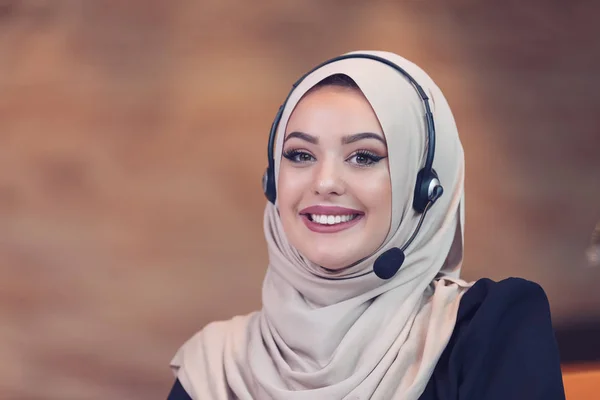 Арабская женщина, работающая в офисе стартапа — стоковое фото