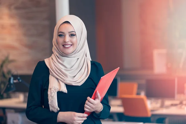 Arabian business woman holding a folder — Stock Photo, Image