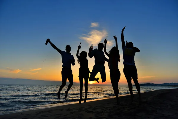 Jeunes gens heureux à la plage — Photo