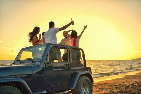 Les jeunes qui s'amusent en voiture à la plage — Photo