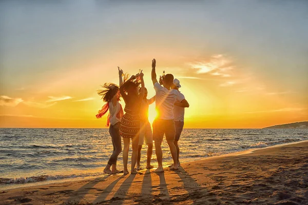 Jóvenes felices en la playa — Foto de Stock