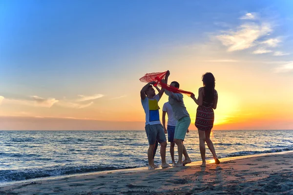 Giovani felici in spiaggia — Foto Stock