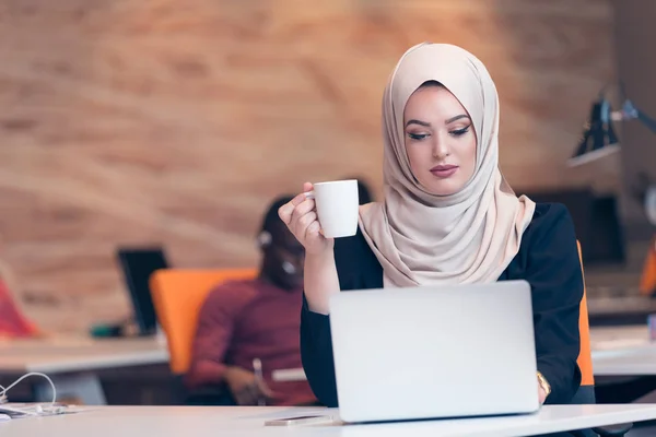 Arabe femme d'affaires travaillant dans le bureau . — Photo