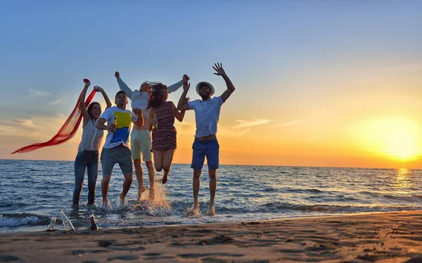 Jovens felizes na praia — Fotografia de Stock