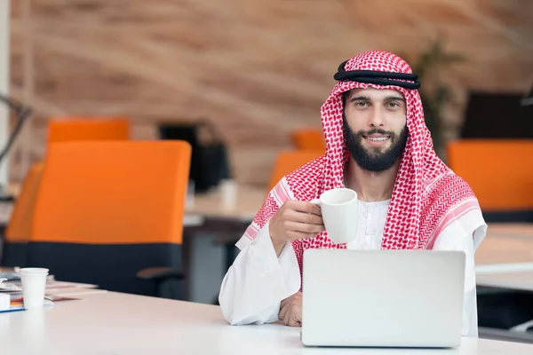 Homem de negócios árabe trabalhando — Fotografia de Stock