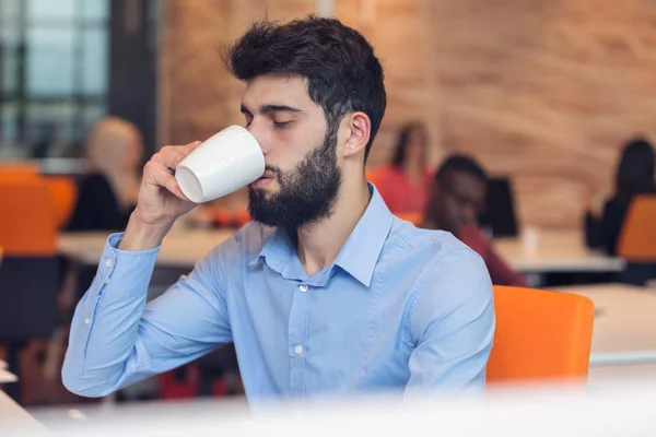 Développeur travaillant sur ordinateur au bureau — Photo