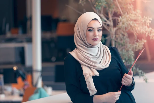 Wanita bisnis Arab memegang folder — Stok Foto