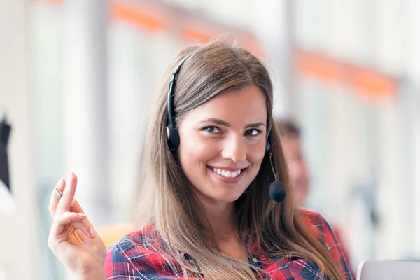 Donna d'affari sorridente in un call center — Foto Stock