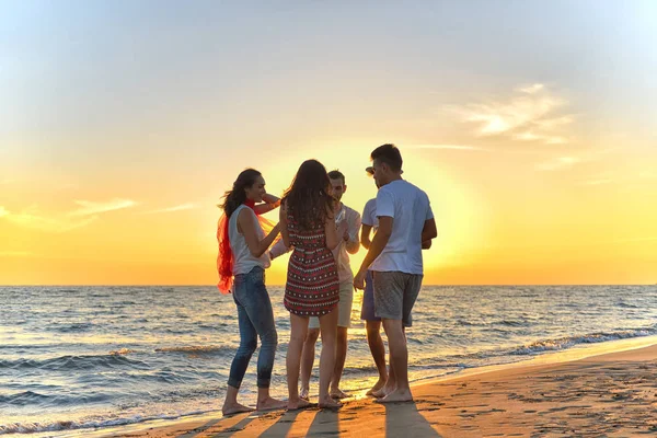 Jovens felizes na praia — Fotografia de Stock