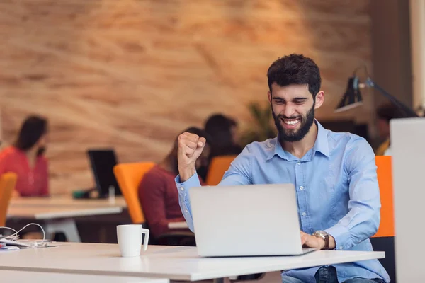 Young bearded business man sitting in office — Stock Photo, Image