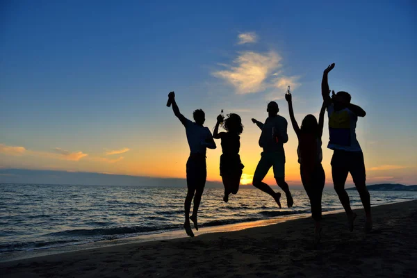 Jovens felizes na praia — Fotografia de Stock