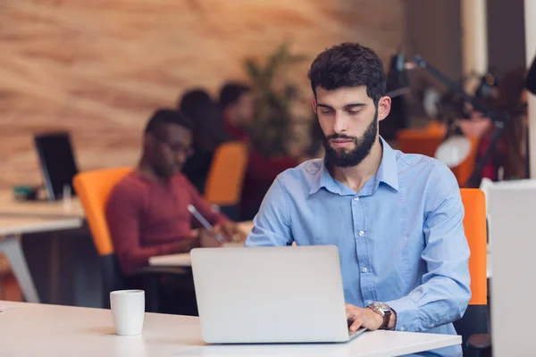 Desarrollador que trabaja en la computadora en la oficina — Foto de Stock