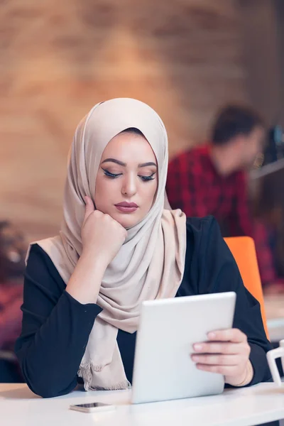 Arab bisnis wanita bekerja di kantor . — Stok Foto