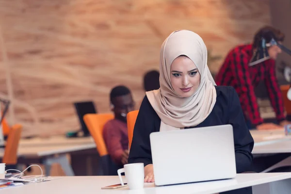 Arabe femme d'affaires travaillant dans le bureau . — Photo