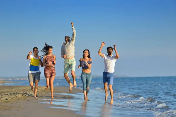 I giovani si divertono sulla spiaggia — Foto Stock