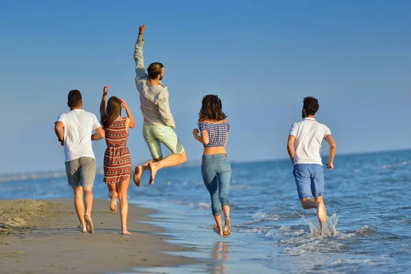 Os jovens se divertem na praia — Fotografia de Stock