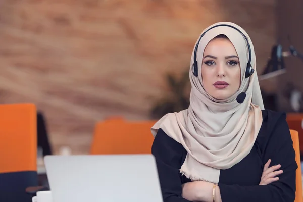 Başlangıç ofisinde çalışan Arap kadın — Stok fotoğraf